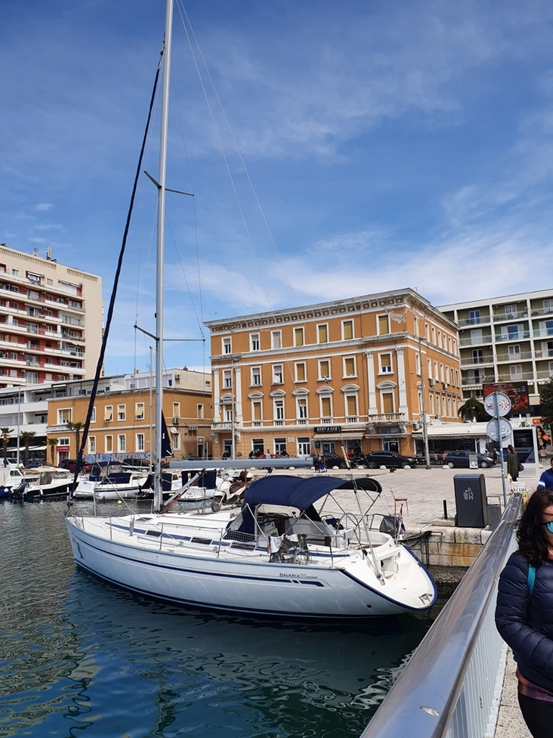 Zadar Chorwacja jacht cumuje przy mostku