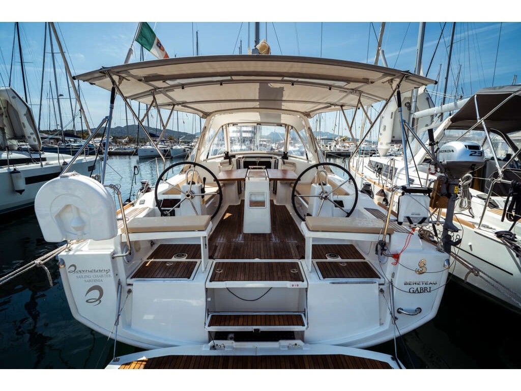 Yacht charter Oceanis 38 - Italy, Sardinia, Portisco
